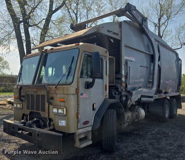 2016 Peterbilt 320 refuse truck - DO7885