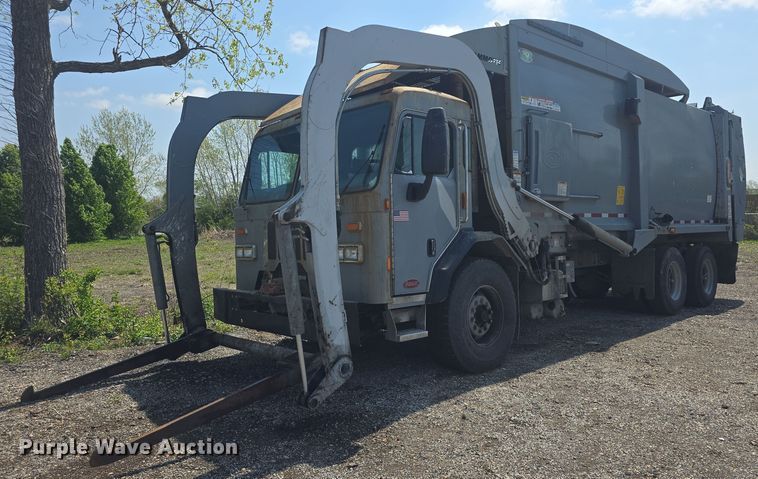 2017 Peterbilt 320 refuse truck - DO7901