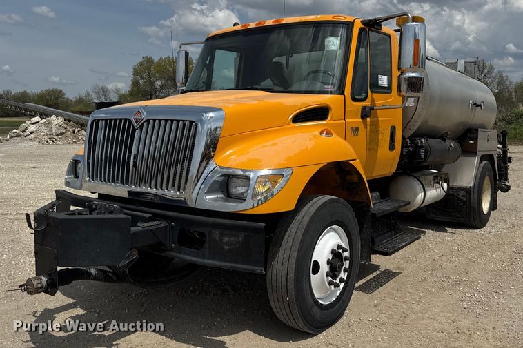 2007 International 7400 oil distributor truck - DU3477