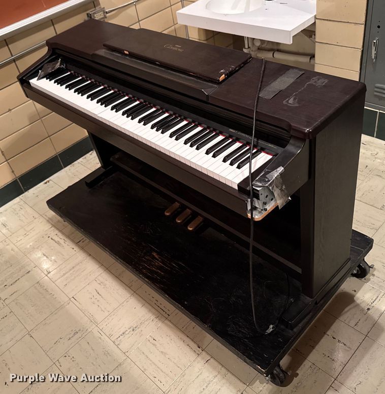 Yamaha CLP-133 clavinova electric piano - EM3879