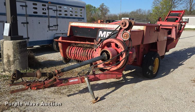 Massey Ferguson 124 small square baler - EN3558