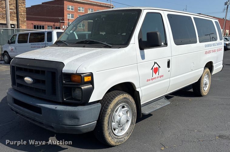 2014 Ford E350 Super Duty van - OB9656