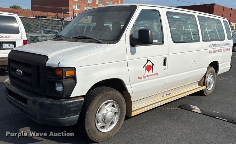 2013 Ford E350 Super Duty van - OB9657