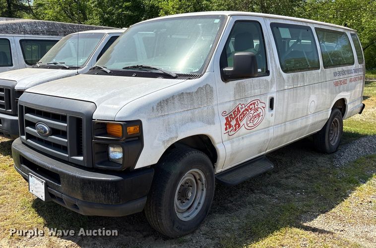 2013 Ford E350 Super Duty van - OB9659