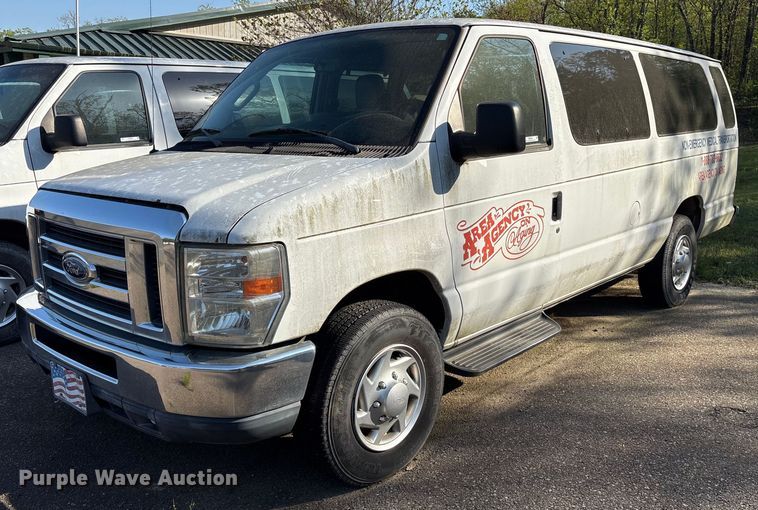 2014 Ford E350 Super Duty XL van - OB9663