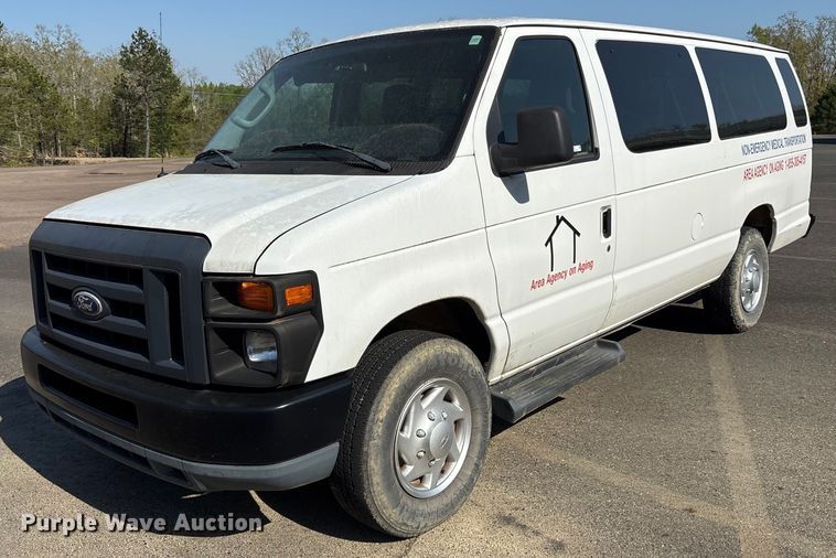 2014 Ford E350 Super Duty XL van - OB9666