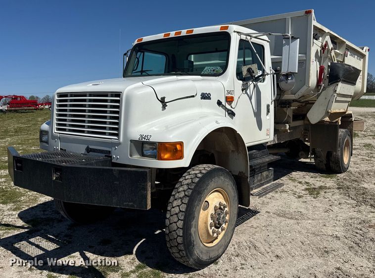 2001 International 4900 feed mixer truck - DE2152