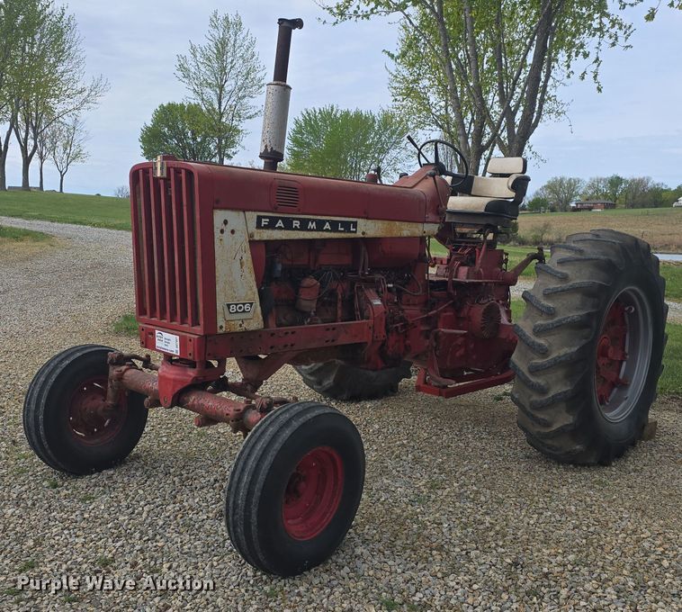 1966 International Harvester Farmall 806 tractor - DO7897