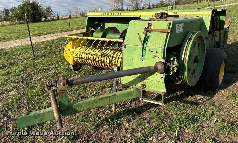 John Deere 336 small square baler - DS4264