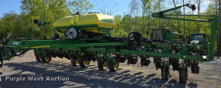 2016 John Deere 1795 split row no-till planter - DW1905