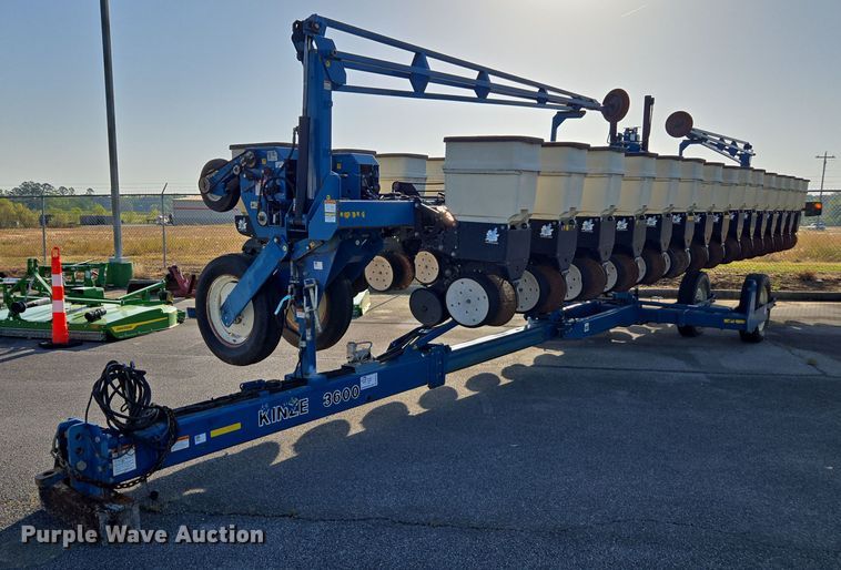 2013 Kinze 3600  split row planter - DW1911