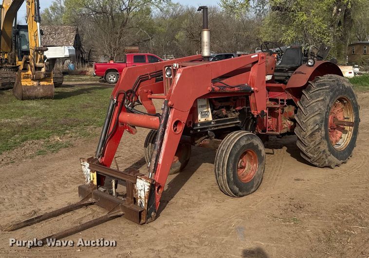 1967 International 806 tractor - EG6342