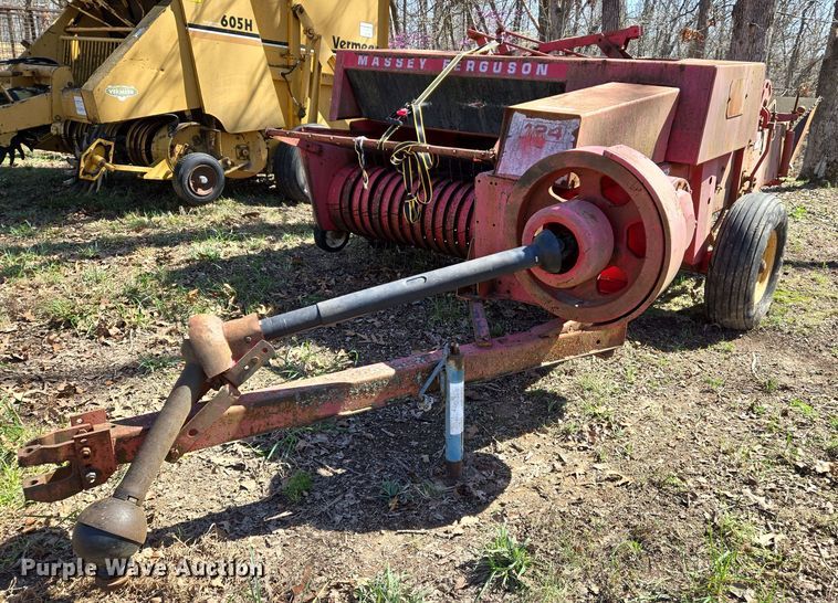 Massey Ferguson 124 small square baler - EJ7418