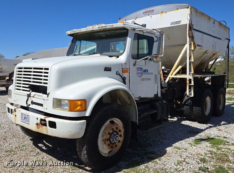 1995 International 4900 fertilizer delivery truck - EJ7459