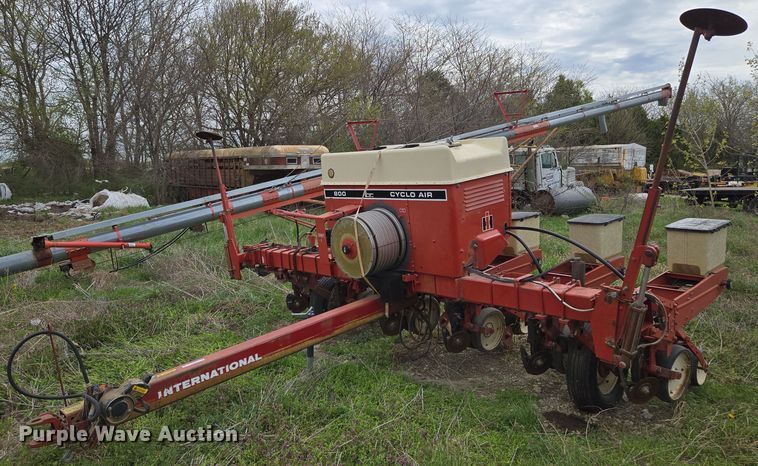 International 800 Cyclo Air air seeder - EM7032
