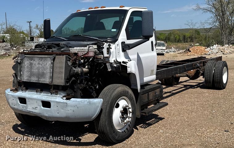 2004 GMC C7500 truck cab and chassis - DO0790