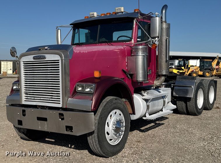 2007 Freightliner FLD120 semi truck - DO0866