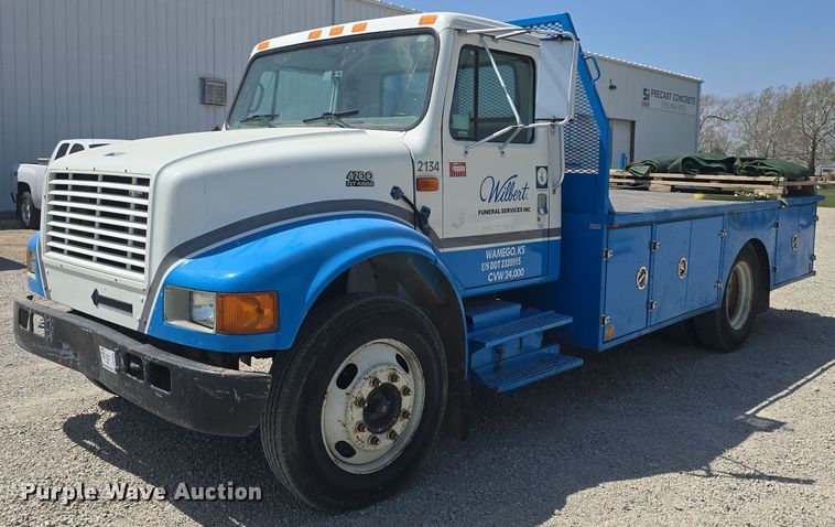 2000 International 4700 flatbed truck - DO7902