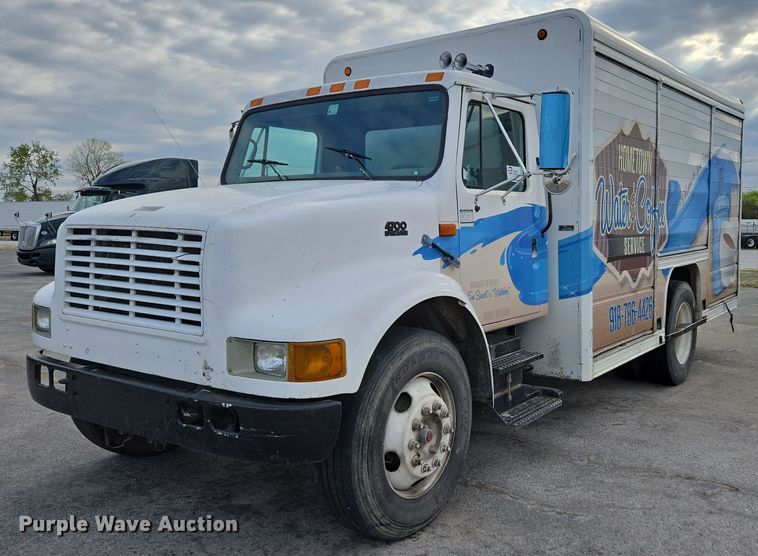 1999 International 4700 delivery truck - DP6327