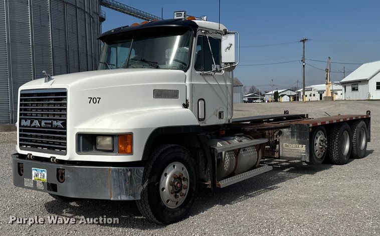 1993 Mack CH613 truck cab and chassis - DT0687