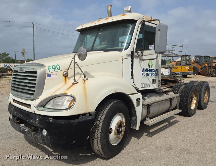 2006 Freightliner CL120 semi truck - DT4784