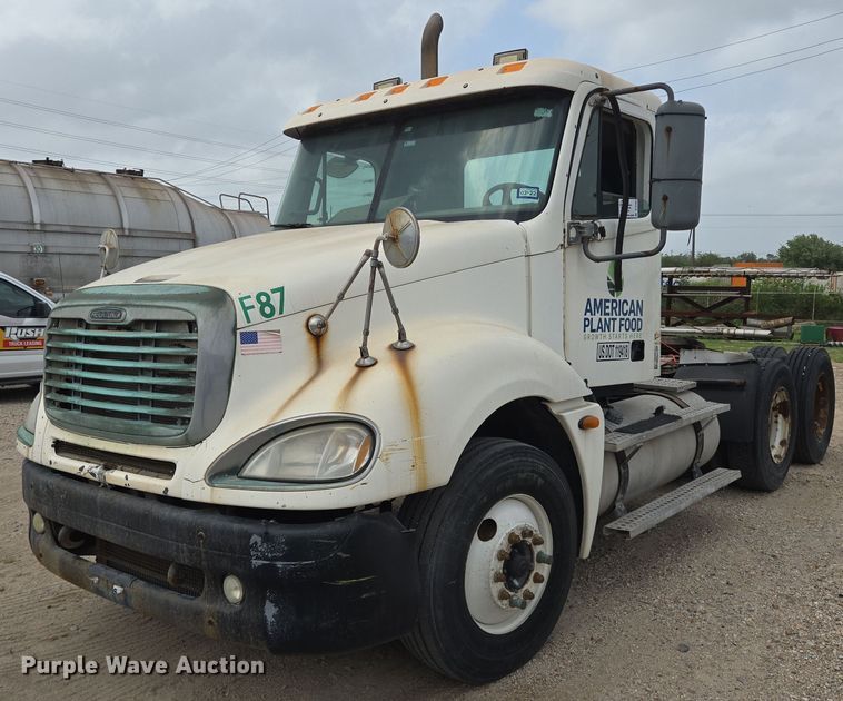 2005 Freightliner CL120 semi truck - DT4786