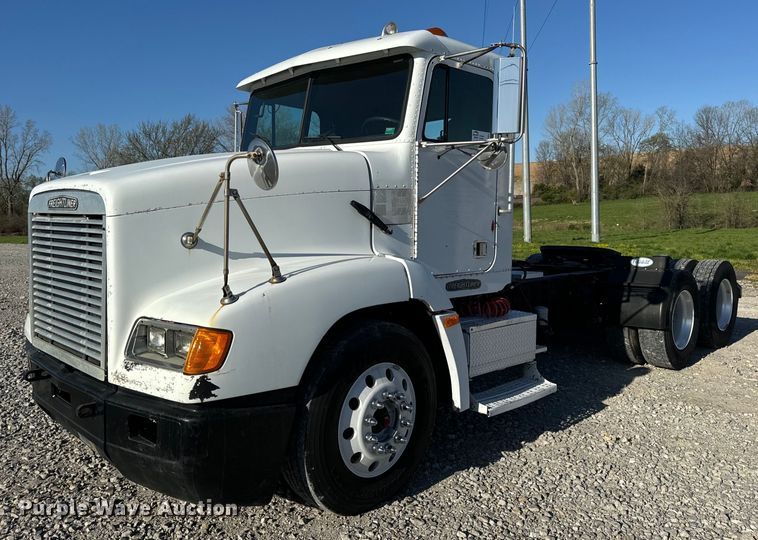 1995 Freightliner FLD112 semi truck - DV1923
