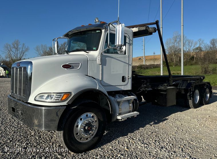 2015 Peterbilt 348 roll-off container truck - DV1924