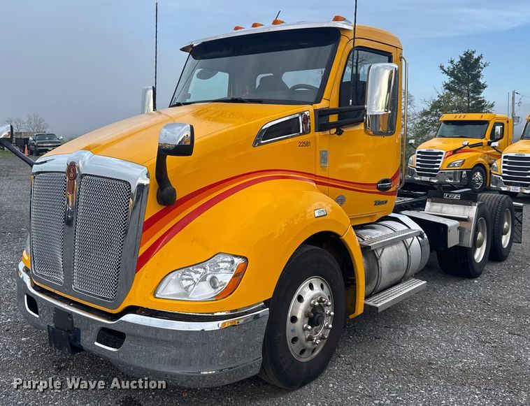 2022 Kenworth T680 semi truck - EC3553