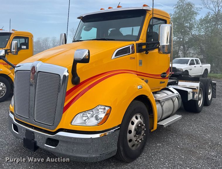 2022 Kenworth T680 semi truck - EC3555