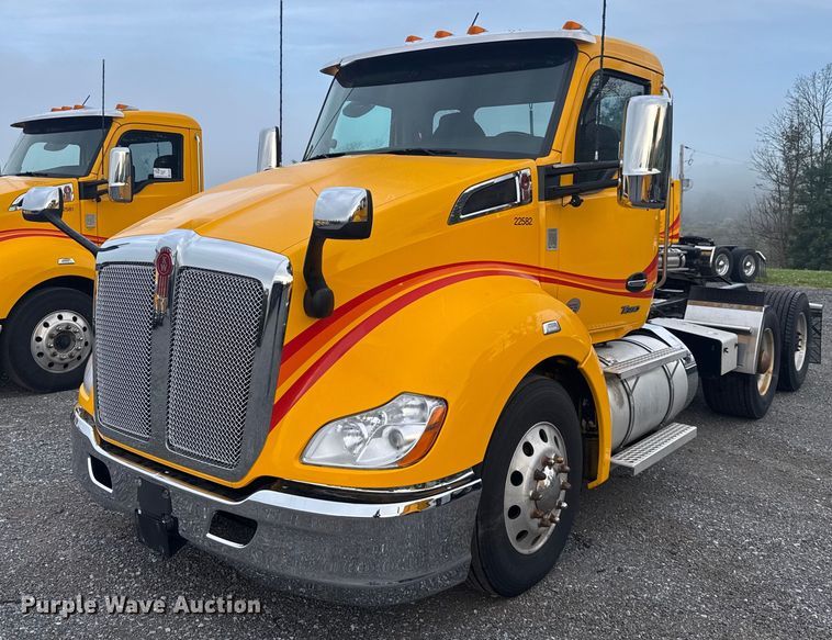 2022 Kenworth T680 semi truck - EC3556