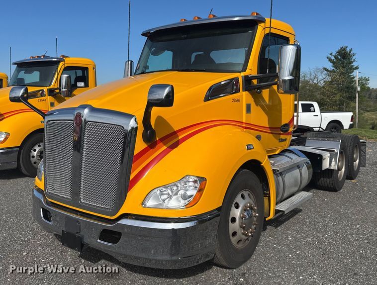 2022 Kenworth T680 semi truck - EC3558