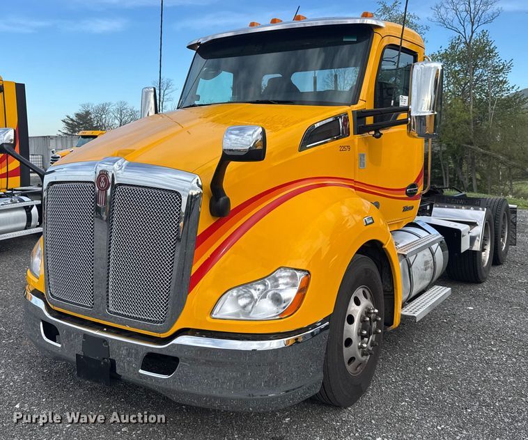 2022 Kenworth T680 semi truck - EC3560
