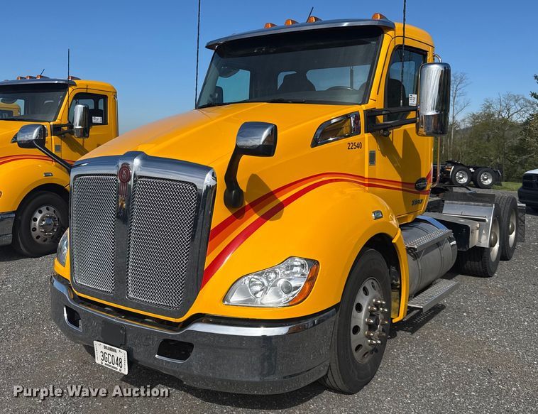 2022 Kenworth T680 semi truck - EC3562