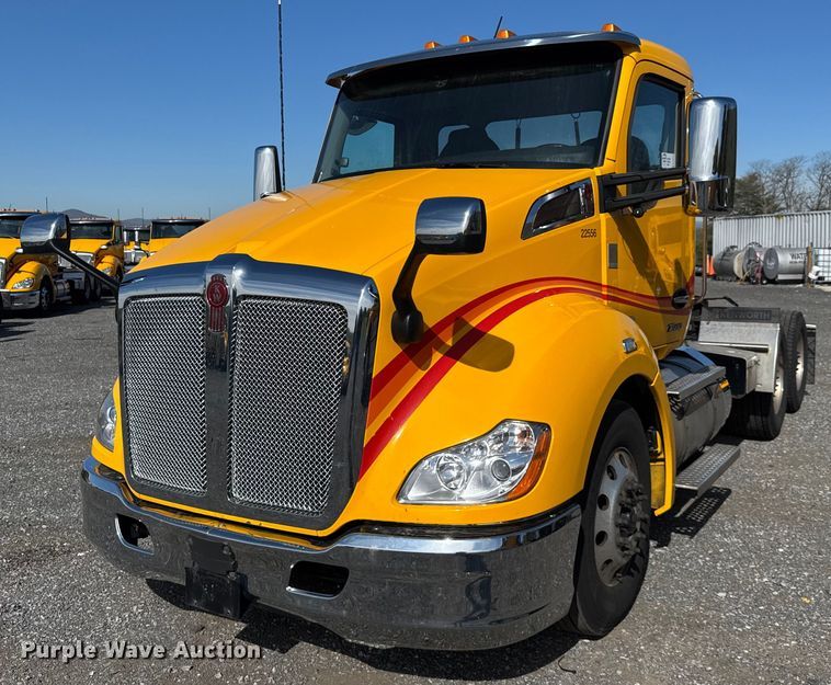 2022 Kenworth T680 semi truck - EC3563