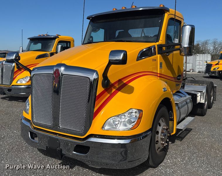 2022 Kenworth T680 semi truck - EC3565