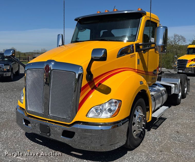 2022 Kenworth T680 semi truck - EC3566