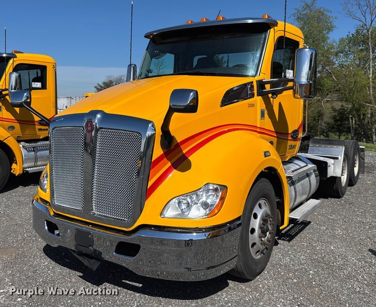 2022 Kenworth T680 semi truck - EC3568