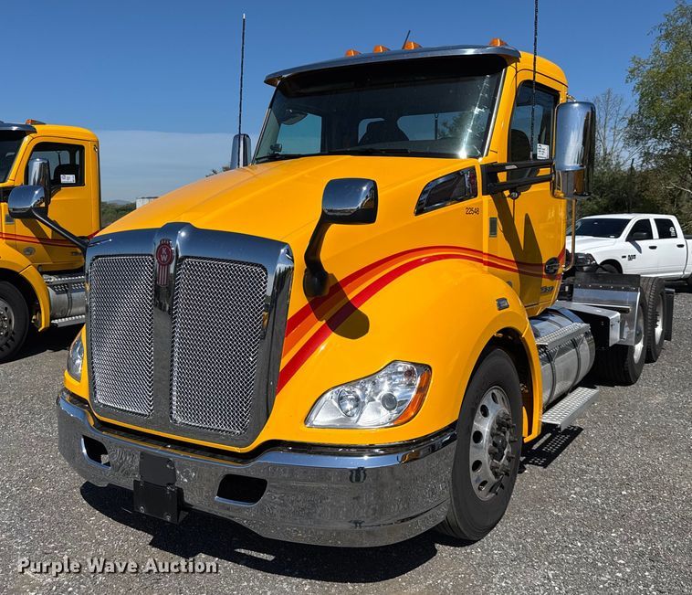 2022 Kenworth T680 semi truck - EC3569