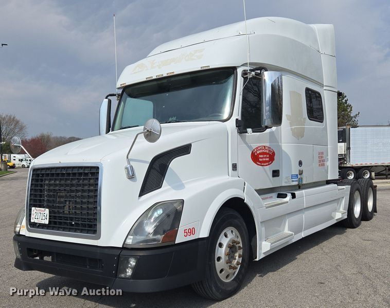 2012 Volvo semi truck - EC4193