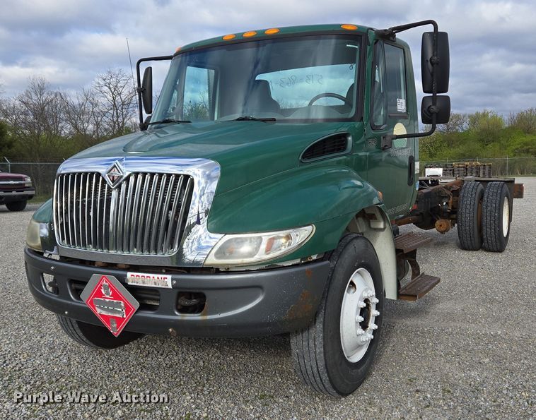 2007 International 4300 SBA truck cab and chassis - EC4195