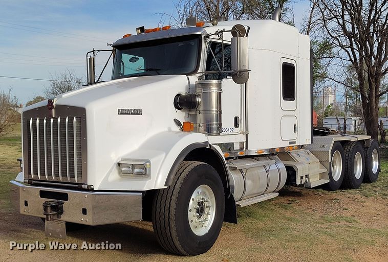 2007 Kenworth T800 semi truck - EH0209