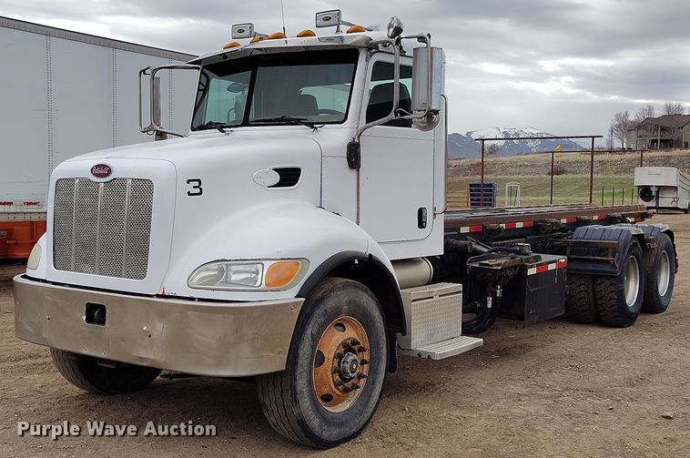 2005 Peterbilt 335  roll-off container truck - EH0234