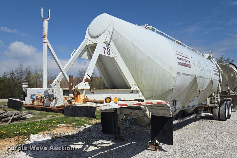 1976 Fruehauf pneumatic dry bulk trailer - EJ7436