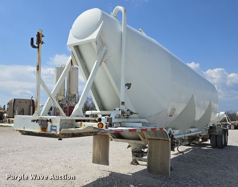 1999 Fruehauf pneumatic dry bulk trailer - EJ7437