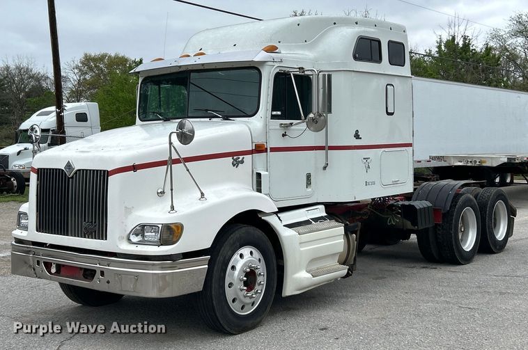 1999 International 9200 semi truck - EK2951