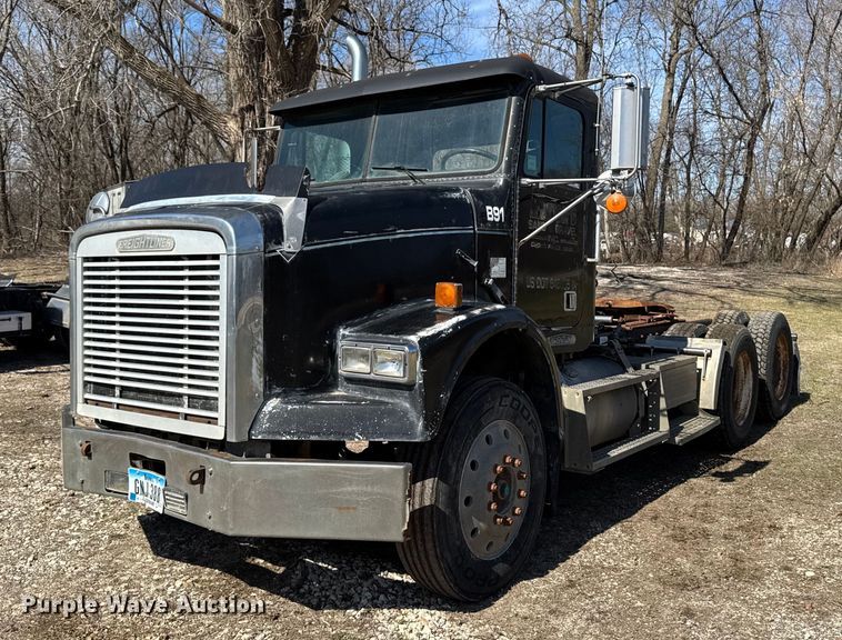 1996 Freightliner FLD112 semi truck - EM3721