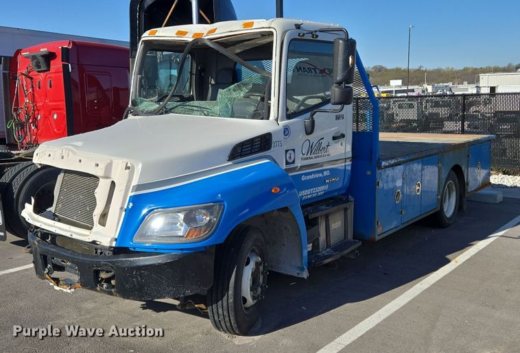 2017 Hino   268 flatbed truck - EM7034