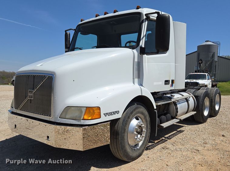 2001 Volvo VNM semi truck - EN3561