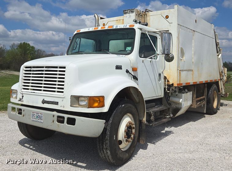 2000 International 4900 refuse truck - EN3627
